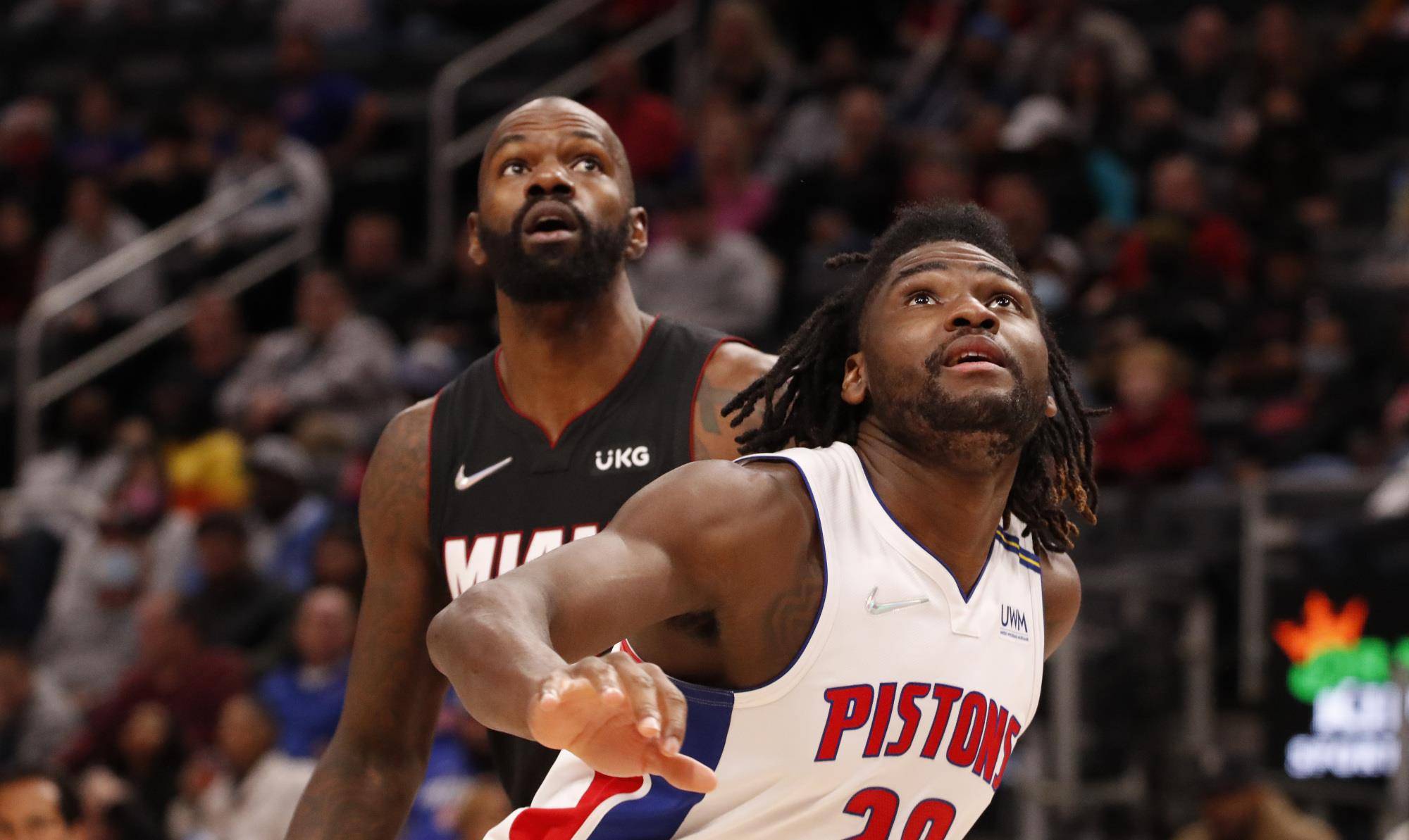 关于辽东鲸鲨队鏖战陇右黑豹队，斯诺克杯赛守住胜果，替补奇兵立功。赛后更衣室沸腾的信息