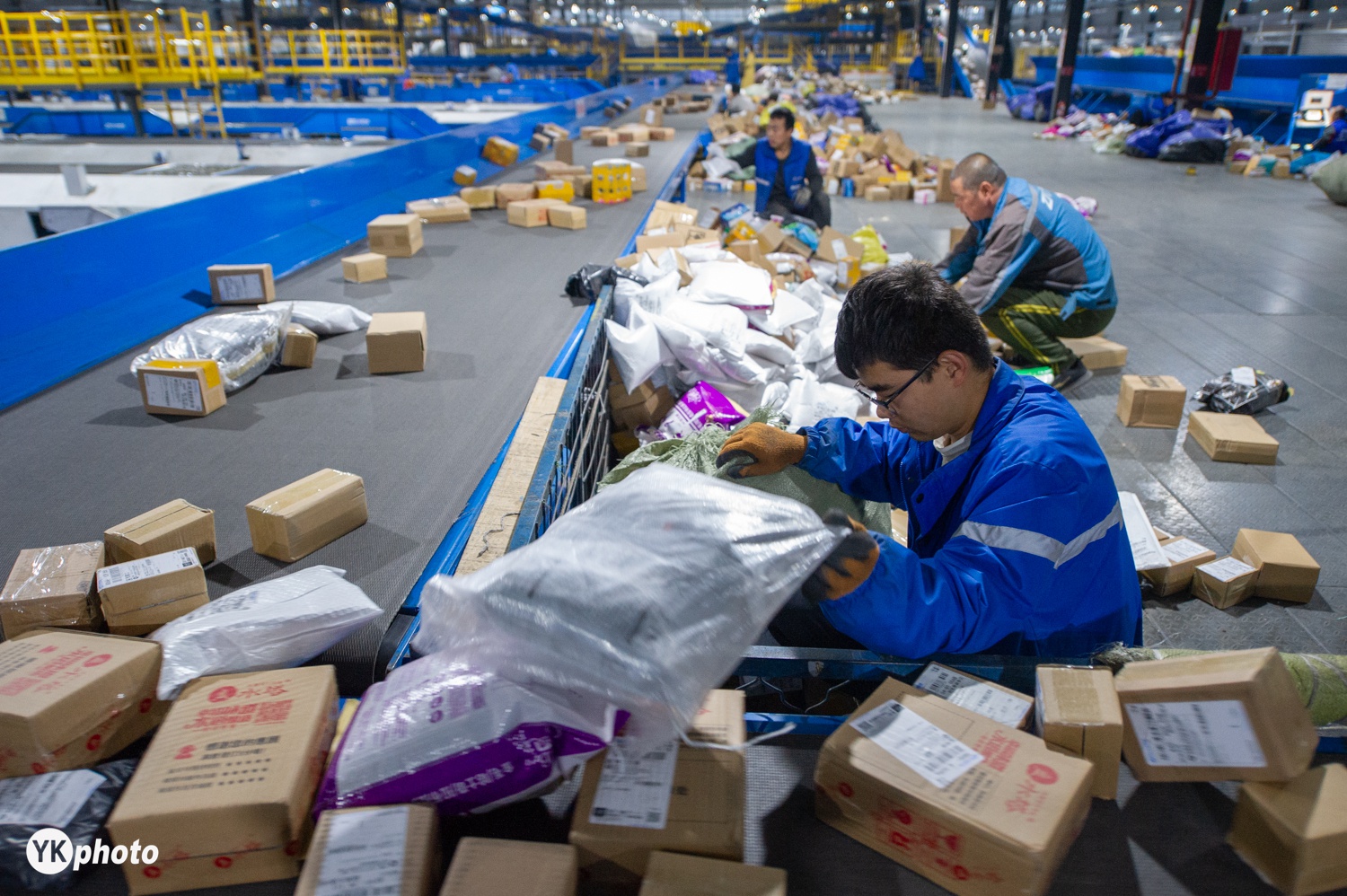 包含赛前社区盾传出新动向，曼联更衣室发声，管理层表态：压力陡增，球探报告显示潜力的词条